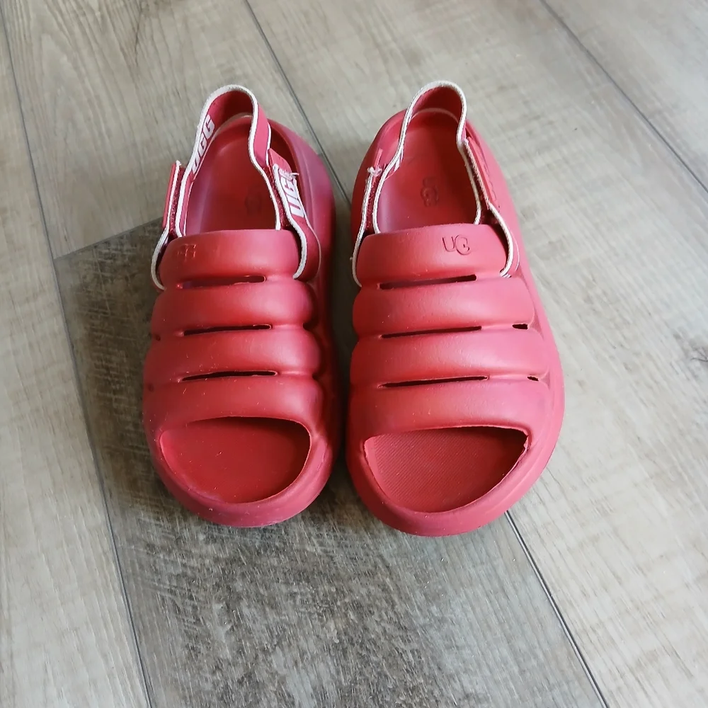 UGG Kids Sport Yeah Slide Sandals in Red. Size 2 (Big Kids)